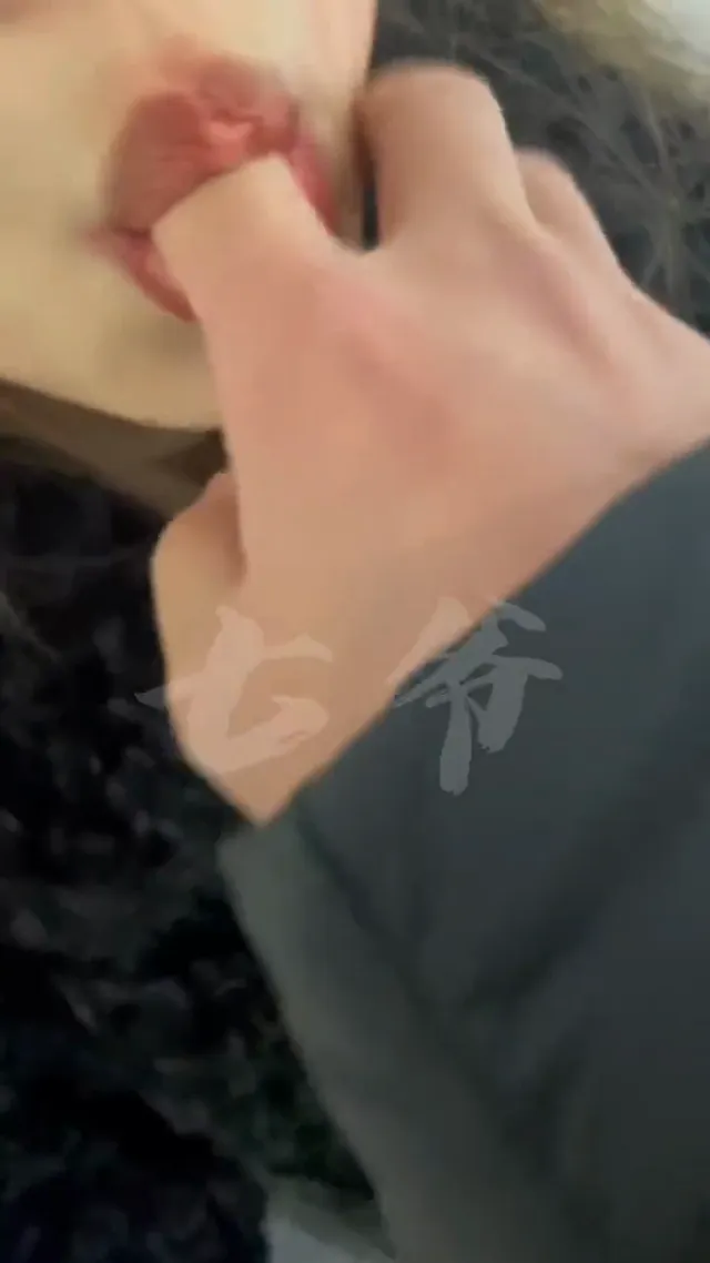 把震动棒暴力的插入母狗的骚穴里，母狗不停的求饶但是，身体却诚实的抽搐着，让母狗掰开自己的骚穴给主人玩弄，母狗便听话的掰开，这就是嫌弃自己男朋友肉棒有味道的，艺术生系花 - 清純外貌下藏不住的慾望反差