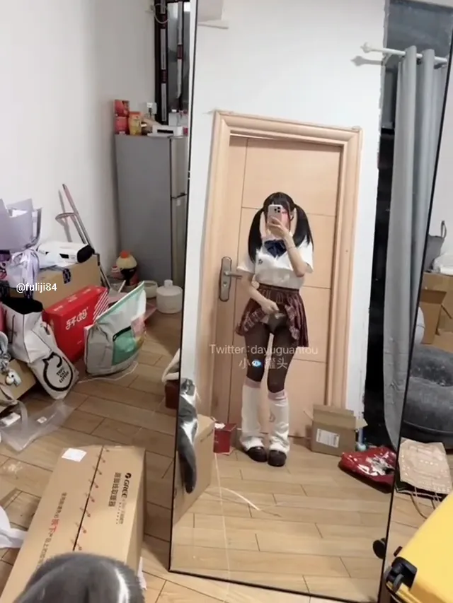 這個萝莉妹妹真好看，看起来超级清纯，戴着眼镜的样子，让人心生怜惜 - 清純外貌下藏不住的慾望反差