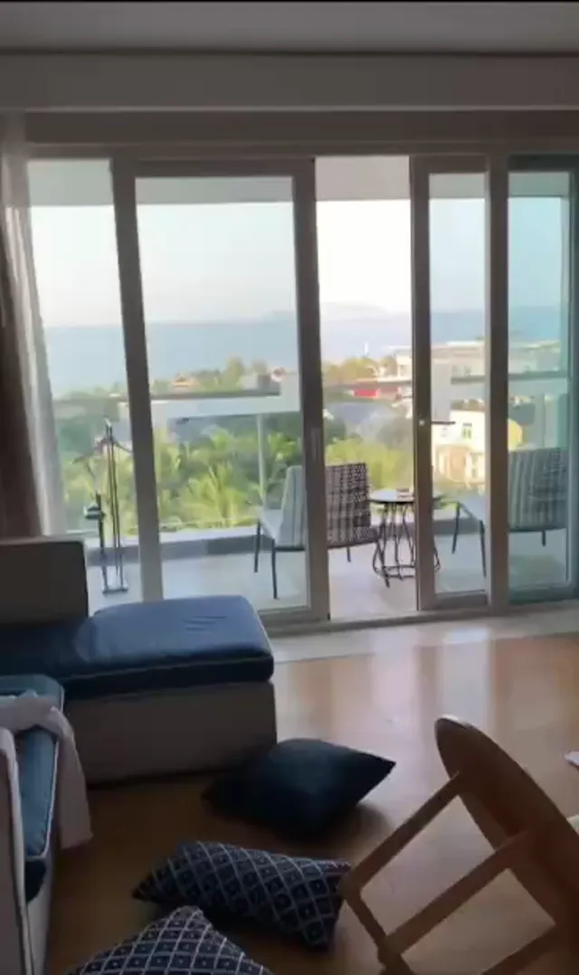 这高顏值騷貨美女身材真没得说，屁股有肉超级骚，自慰喷得镜头全是水！ - 清純外貌下藏不住的慾望反差