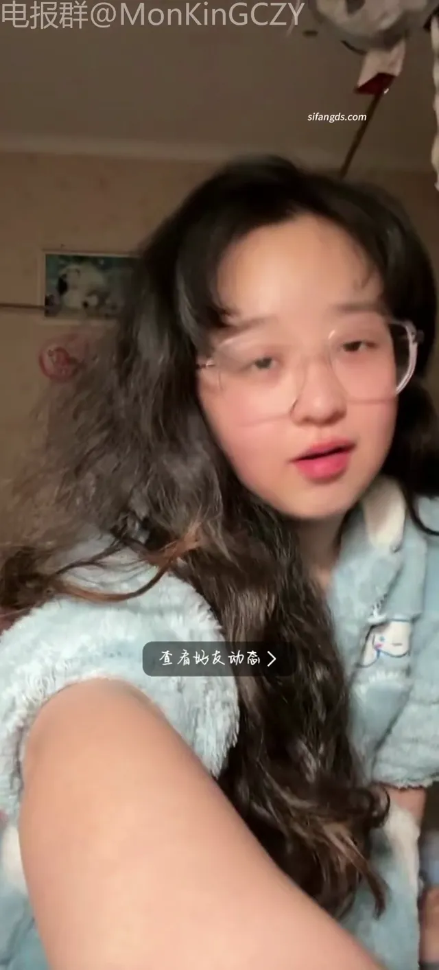 這巨乳妹妹真是反差，大尺度一對一脫衣全裸視訊，看這扣逼自摸淫蕩的表情真是真騷貨，呻吟聲不斷