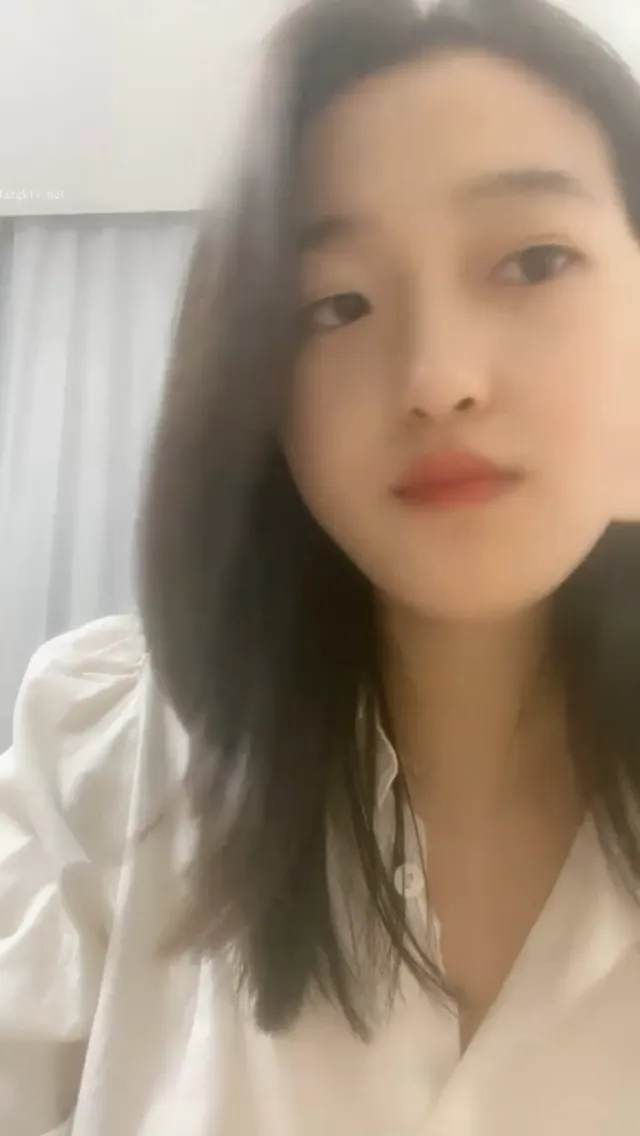 极品高顏值微胖推特肉感女，聽這嗓音真是粗了點，但被猛操呻吟淫叫的嗓音又挺嗨，還直播自摸自己巨乳大奶子 - 清純外貌下藏不住的慾望反差