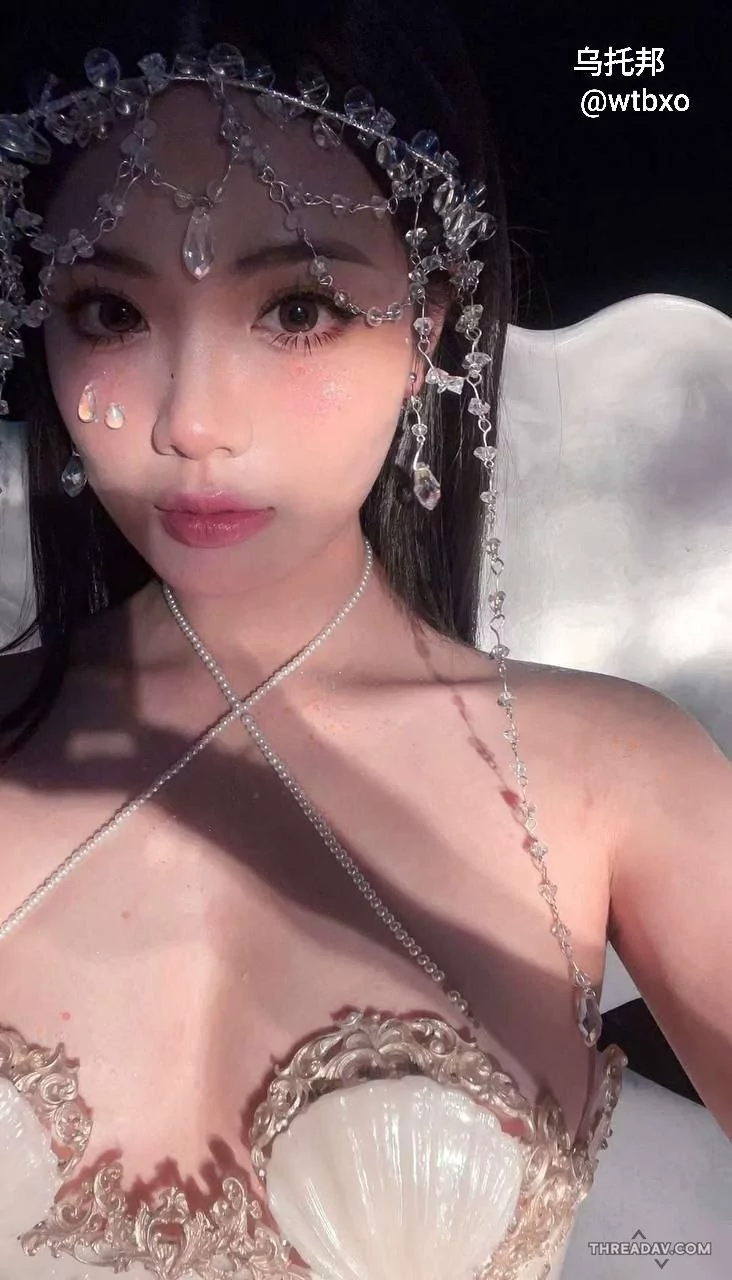 這母狗不拍东西可惜了，就喜欢穿cos服一样的感觉，在床上的时候可真是反差的一批，一边忙着口一边还要被操😂