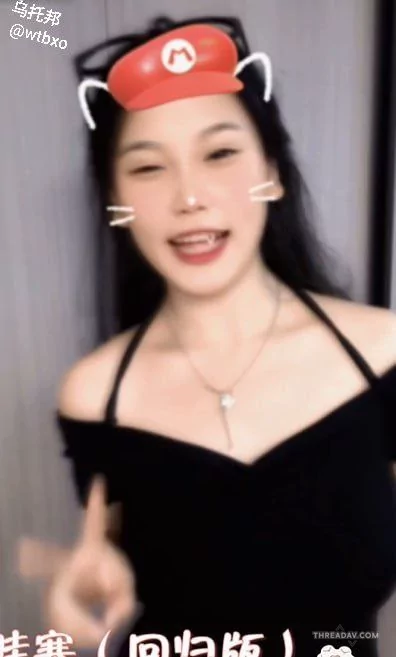 有小孩的骚逼人妻，平时在家顾小孩好妈妈的模样，却在网路上当网黄
