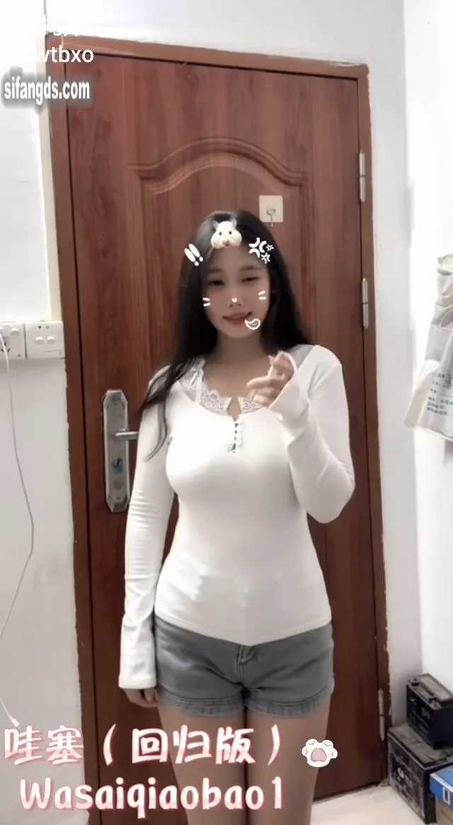 有小孩的骚逼人妻，平时在家顾小孩好妈妈的模样，却在网路上当网黄 - 清純外貌下藏不住的慾望反差