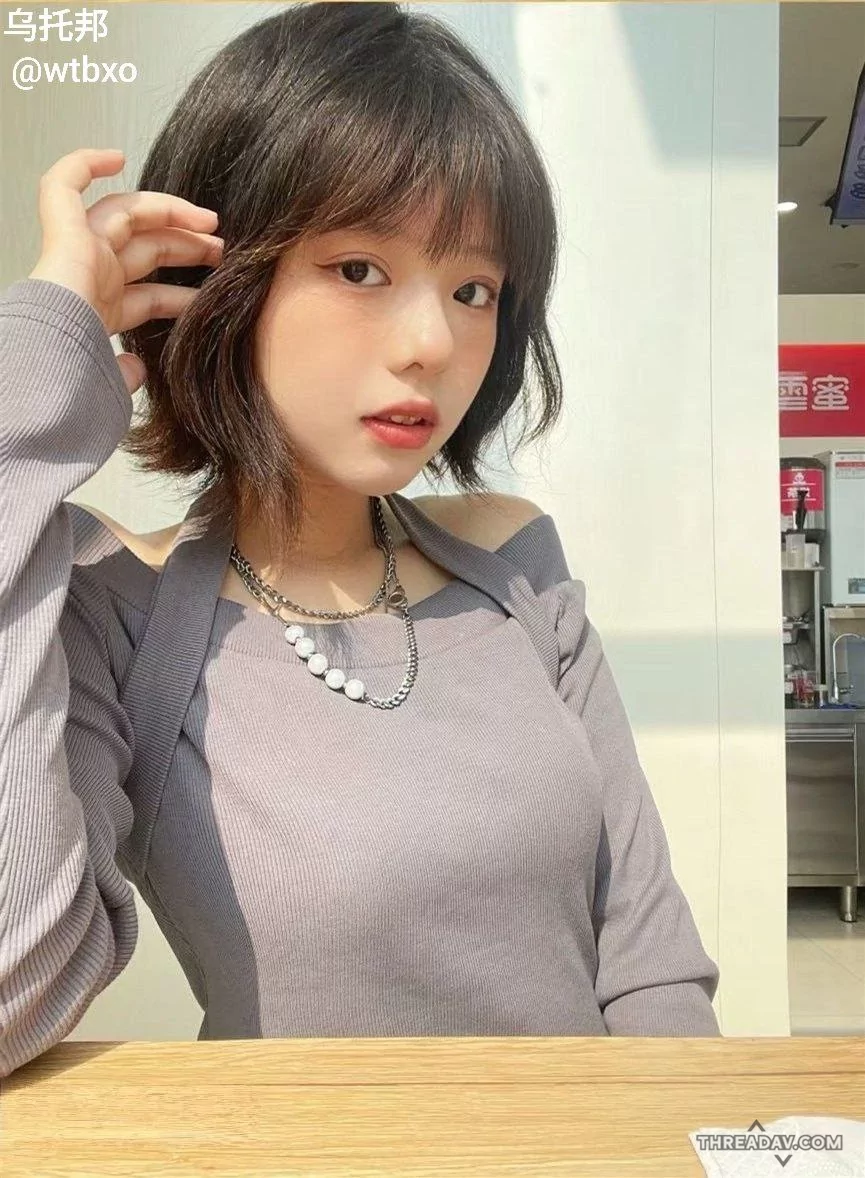 还以为是家里的乖乖女呢，实际上是个鸡巴套子，给人家吃鸡巴的小母狗
