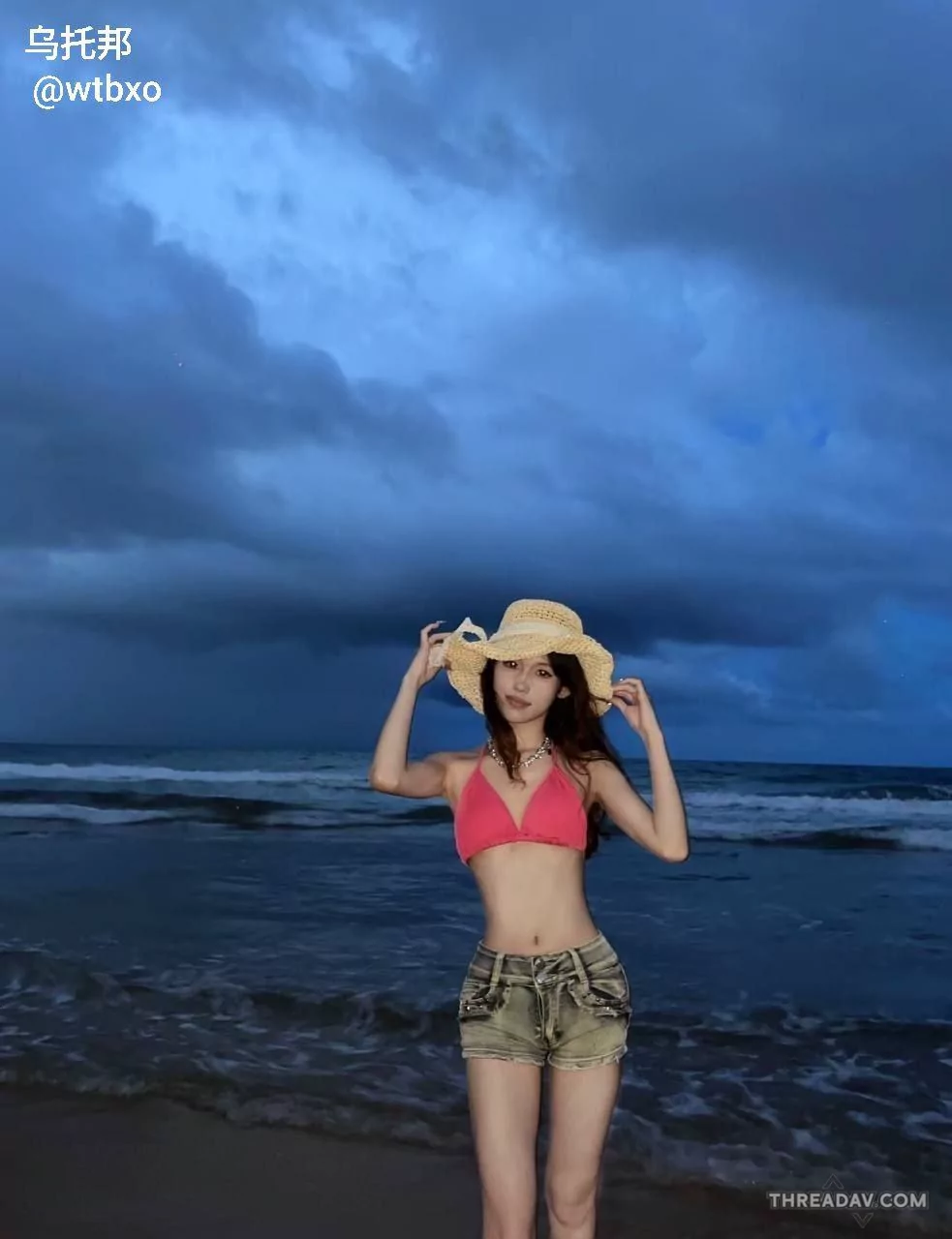 旁人眼里的高冷长腿妹，到我旁边只是想舔我肉棒的母狗