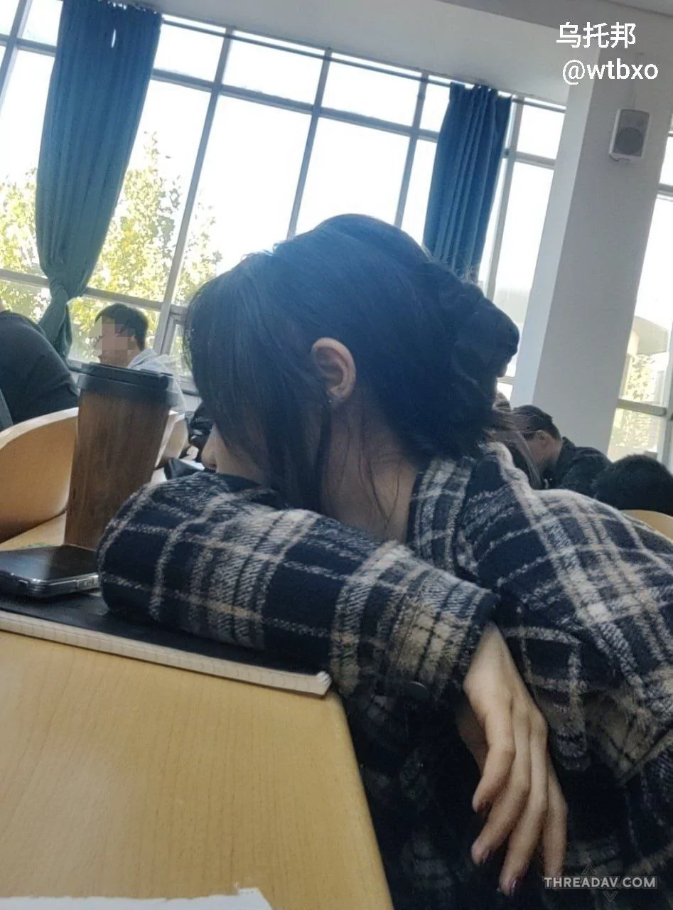 喜欢拍自慰影片给别人看的骚货，逼挺粉的，但是喜欢她的兄弟怕是哭晕在厕所里