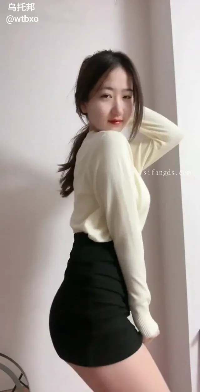 骚货被曝光出来给金主爸爸裸舞视频，有钱就是好使，可以让小清纯变小母狗 - 清純外貌下藏不住的慾望反差
