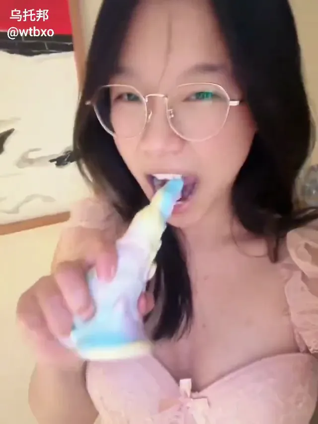 这长相很清纯，但是没想到是隻骚母狗，都不能相信外表了 - 清純外貌下藏不住的慾望反差