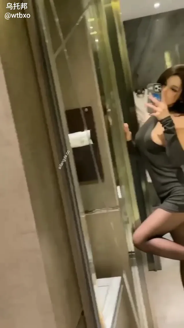 精神小妹的骨子里还是小鸟依人的女人，还是挺喜欢吃鸡巴的母狗