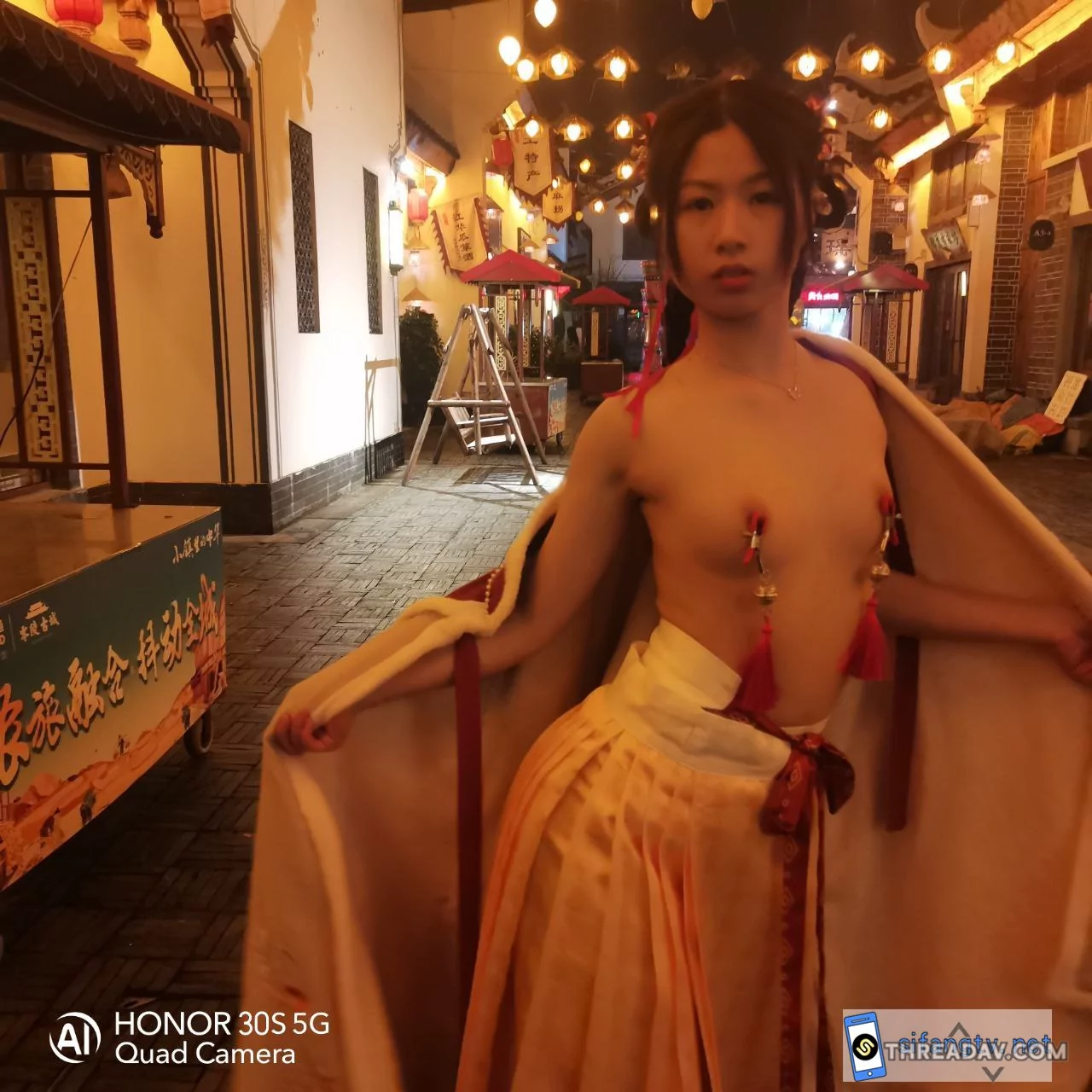 看起來很乖的女孩，非常大胆的玩露出，主人任务执行太到位了，露出全裸写淫纹和路边路人打招呼，去便利店买东西，勾引路人等一应俱全