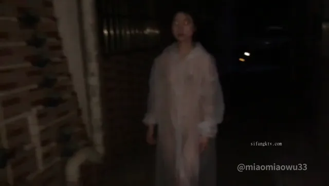 看起來很乖的女孩，非常大胆的玩露出，主人任务执行太到位了，露出全裸写淫纹和路边路人打招呼，去便利店买东西，勾引路人等一应俱全