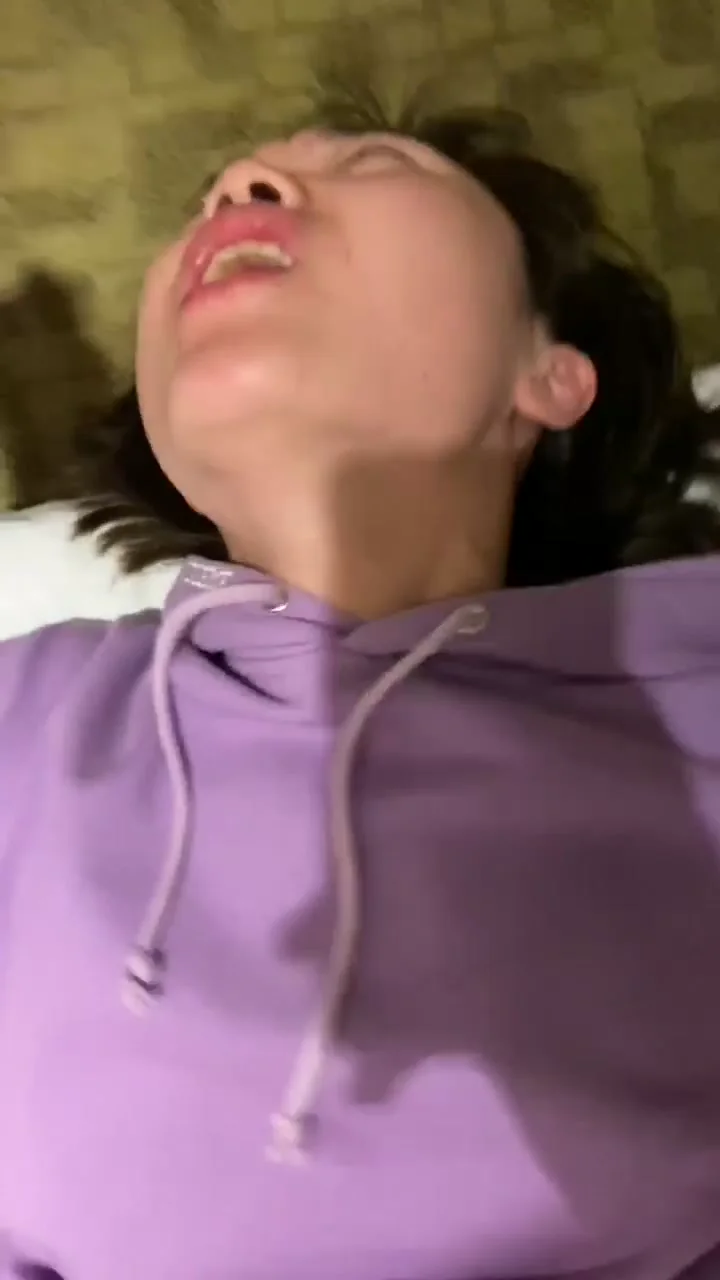 外面清纯可人的长发妹子，在房里成了腿主动过肩的骚货