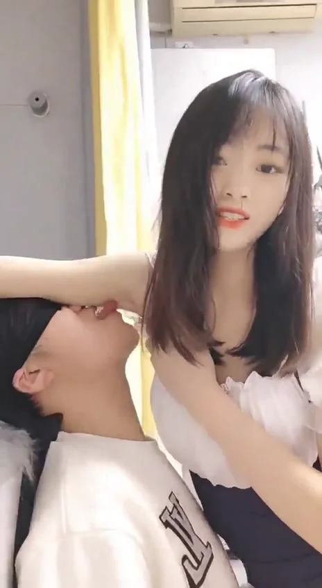 看似清纯大学生的她，在家却有着调教男人的兴趣，真是反差阿 - 清純外貌下藏不住的慾望反差