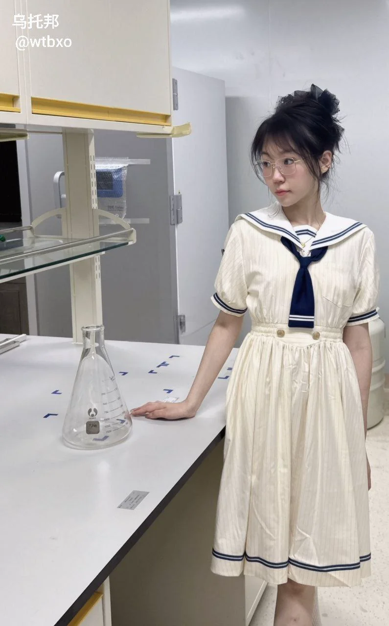 看似是个良家妇女，实际上在推特上面是个大骚货，她的身边人都不知道她最大的爱好是户外露出找刺激
