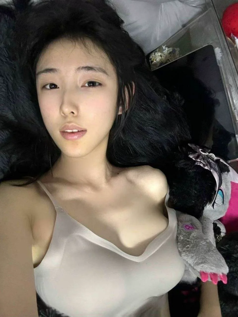 高颜值美女网红，私下卻是自慰扣粉嫩小穴，对着镜头掰开白嫩臀瓣，双腿跪地对着镜头展示好身材