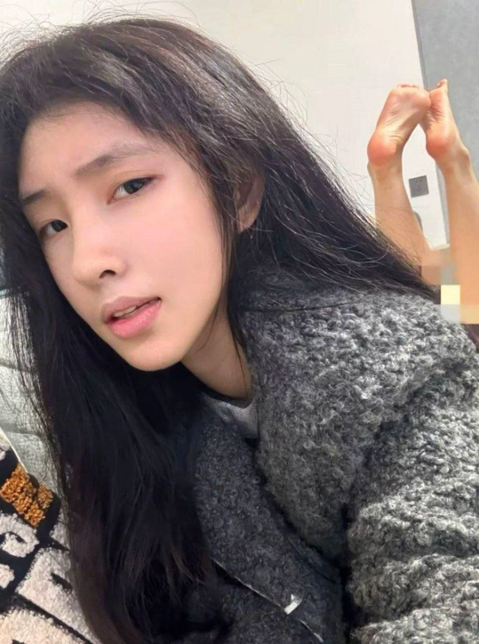 高颜值美女网红，私下卻是自慰扣粉嫩小穴，对着镜头掰开白嫩臀瓣，双腿跪地对着镜头展示好身材