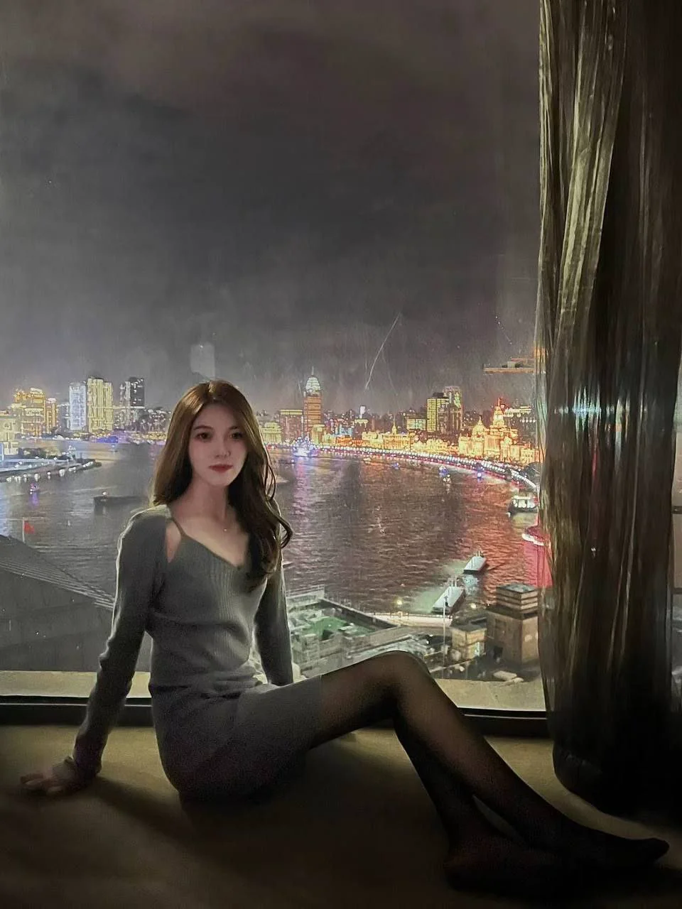 极品舞蹈系反差美女大学生，私下很會从下往上舌舔，温柔舌尖搅动。纤纤玉手给JB撸管，然后深喉口交