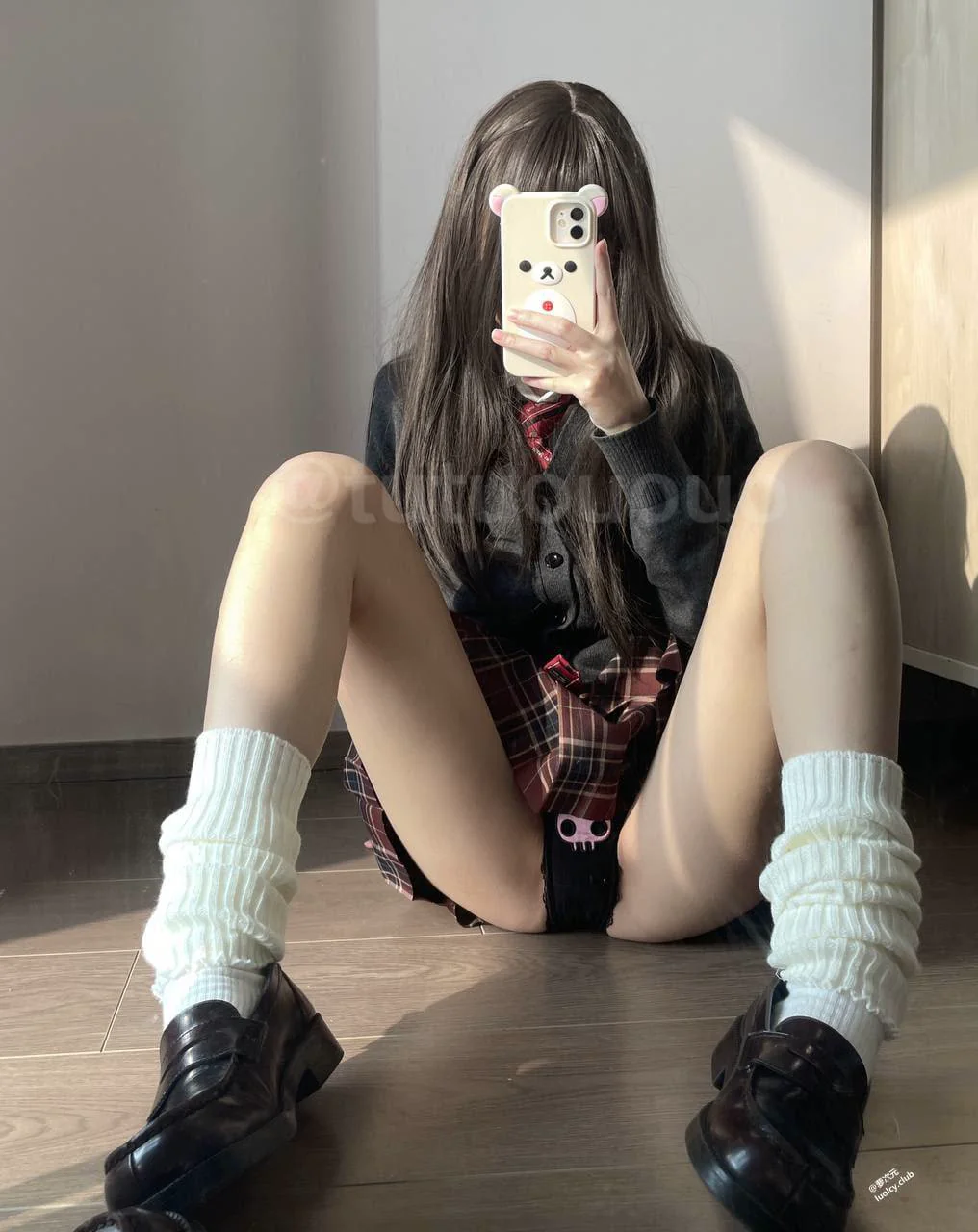 极品福利姬无毛嫩穴天生白虎，jk白丝短曲诱惑撅屁股掰开骚穴展示，情趣黑丝cosplau制服蕾丝自慰敏感水多叫声淫荡