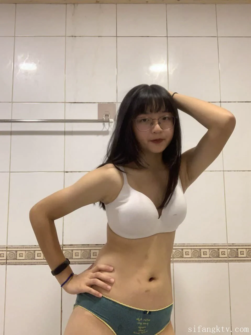 眼镜反差婊露脸高颜值后入清纯完美身材，户外露出情趣套装私人调教双人完整插入多女主黑丝白丝长腿合集花絮