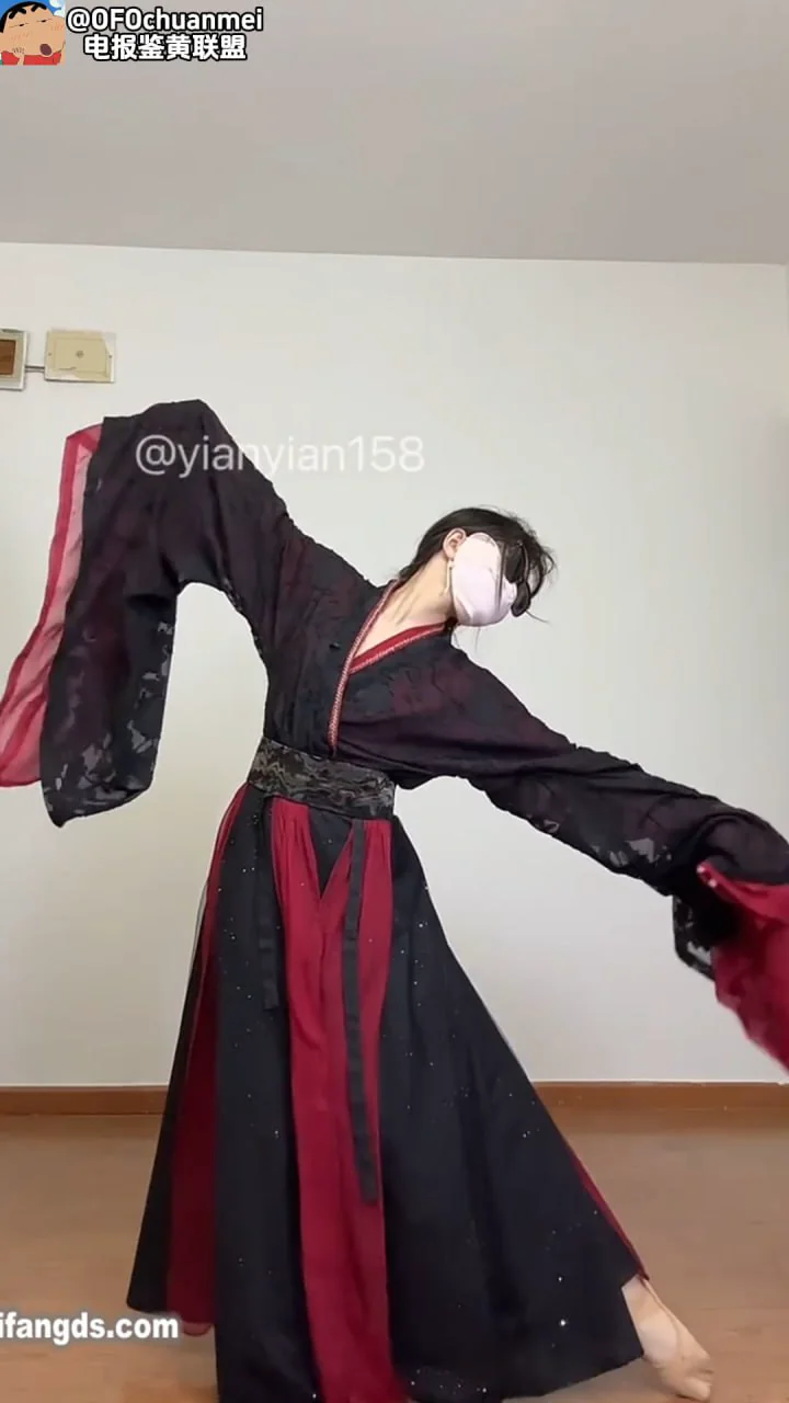 推特福利姬顶胯裸舞反差婊 以安 专业舞蹈反差 肥臀萝莉气质 超级骚！