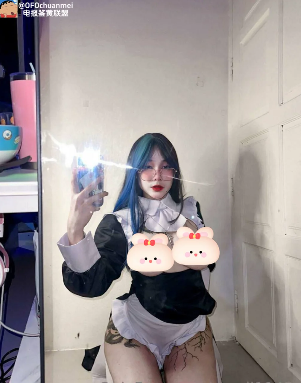 推特暗黑系纹身福利姬，巨乳反差眼镜妹。奶子已经被玩黑了