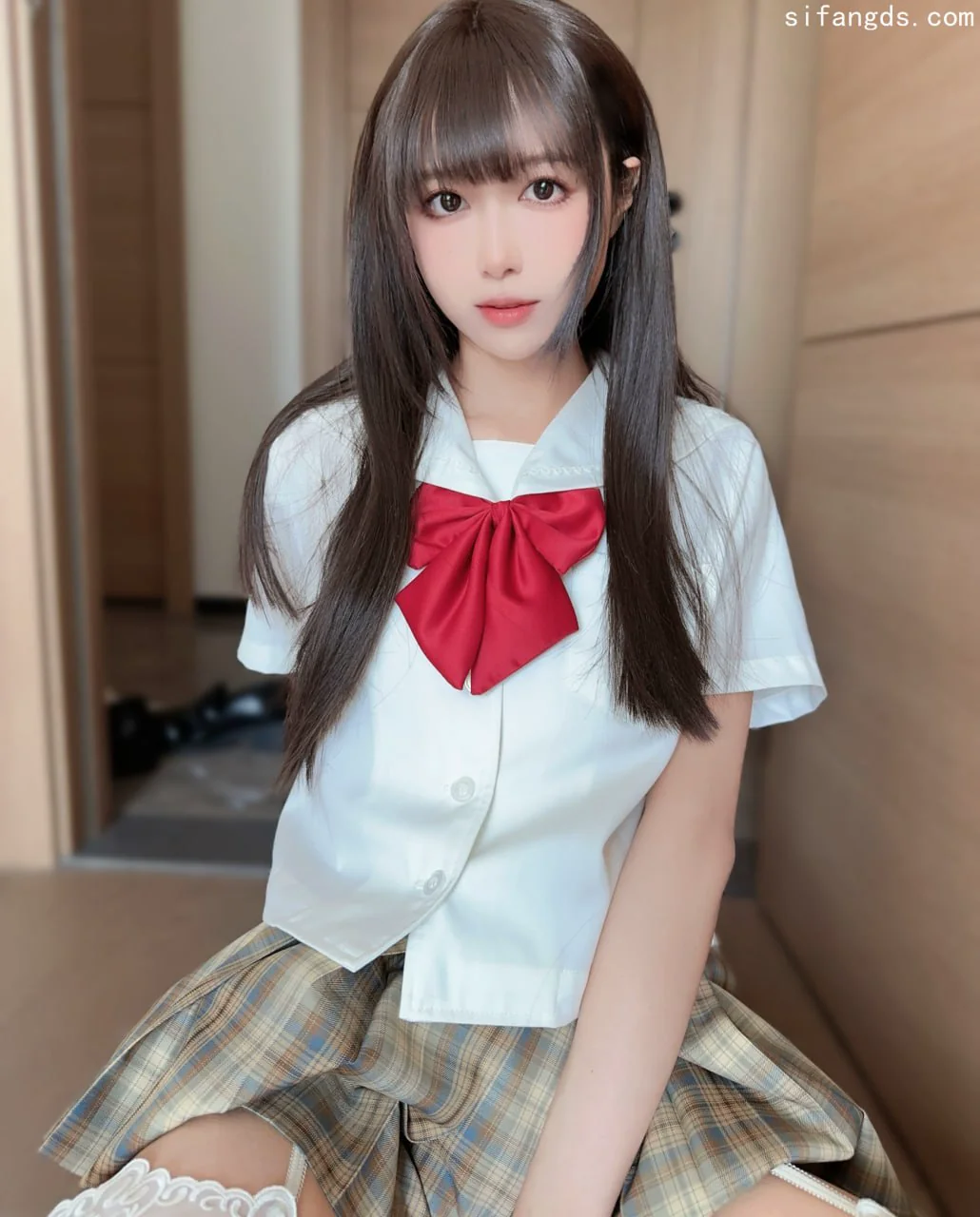 可爱动人的学生妹 JK制服诱惑 极品白虎嫩穴 完美的肌肤 娇羞欲滴，坐在阳具上来回的摩擦 好可爱的妹子，让老夫搞一下，少活50年也乐意啊！！