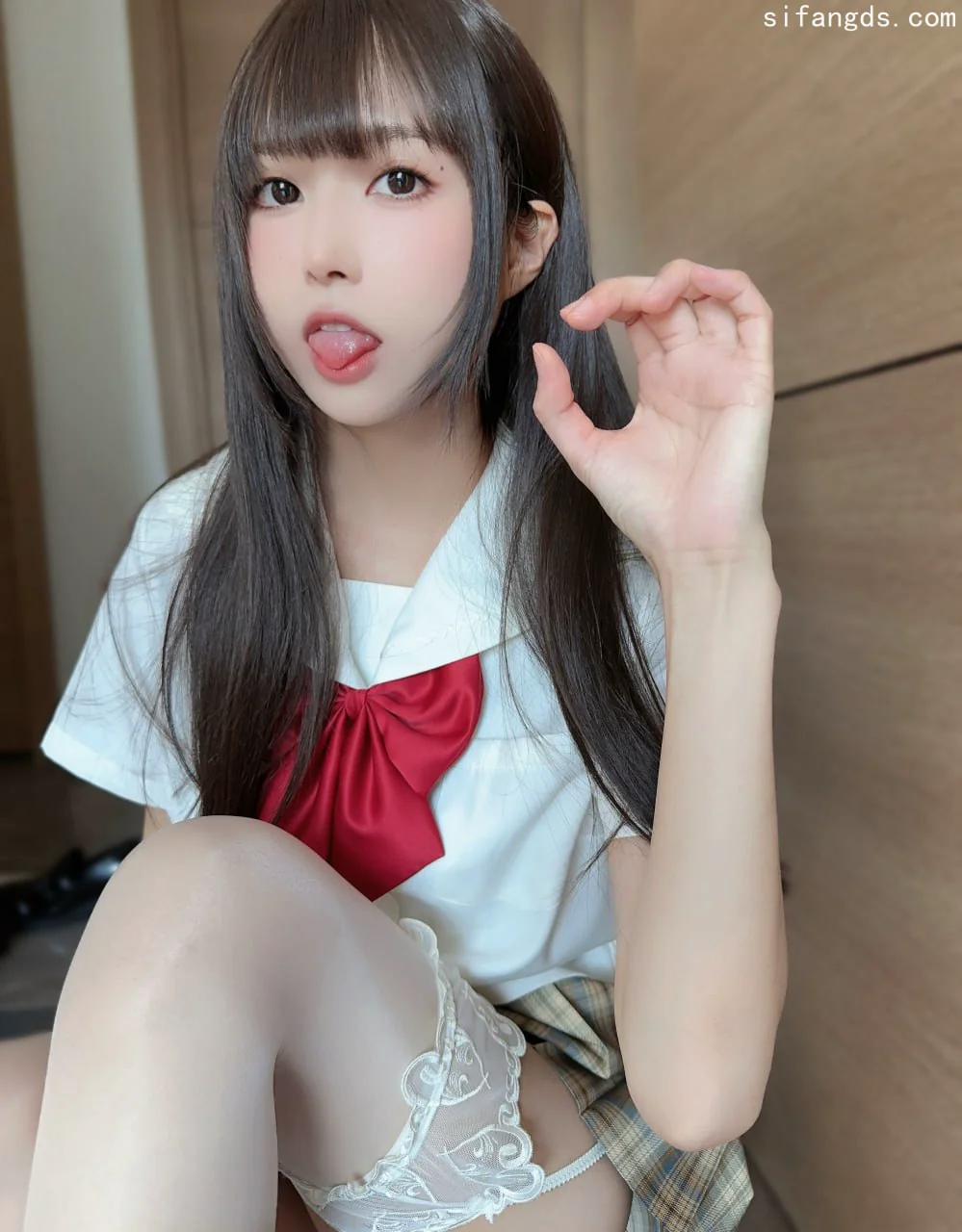 可爱动人的学生妹 JK制服诱惑 极品白虎嫩穴 完美的肌肤 娇羞欲滴，坐在阳具上来回的摩擦 好可爱的妹子，让老夫搞一下，少活50年也乐意啊！！