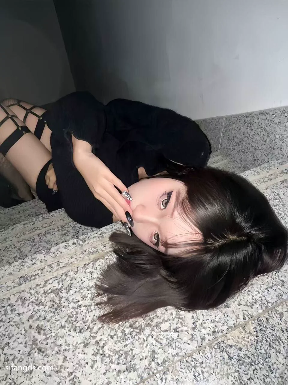 辽宁商贸职业学院 精神小妹 一头黄毛 脸上镶嵌唇钉 鼻钉 杀马特风 到了床上骚的很 抠逼自慰的叫声充满整个房间 假鸡吧塞满整个阴道 直到潮喷...