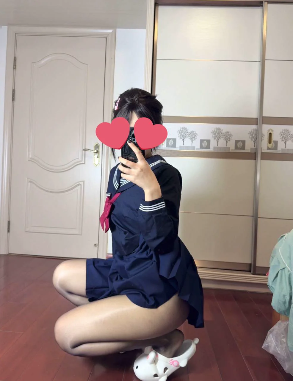 推特少萝 蕾姆orz 擦边双马尾萝莉cos 蕾姆对镜自拍蹲下露出小穴的雏形