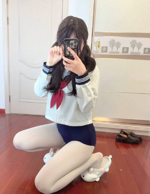 推特少萝 蕾姆orz 擦边双马尾萝莉cos 蕾姆对镜自拍蹲下露出小穴的雏形