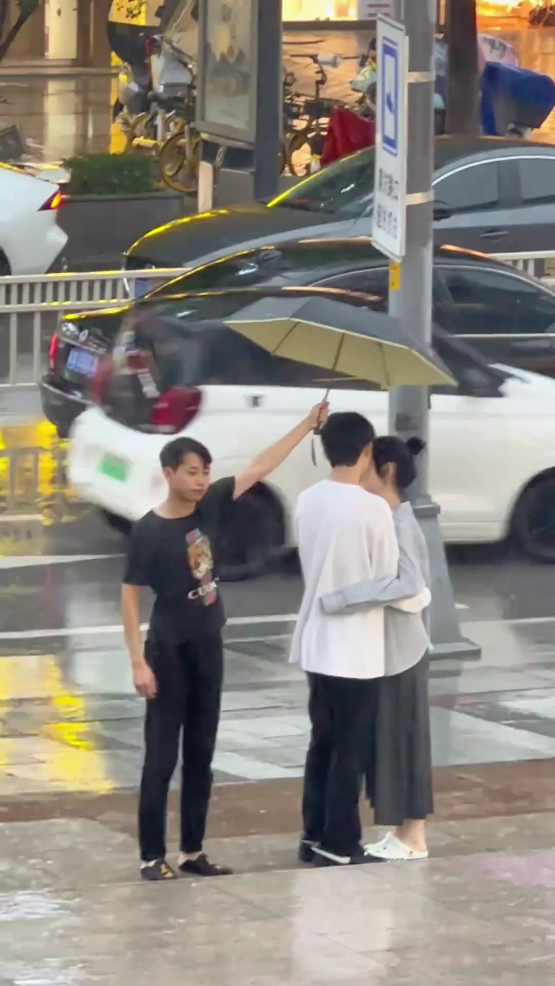 小情侶當街互蛇吻 , 朋友在旁像條狗撐傘 , 舔的再好 也只能是条狗嘛？