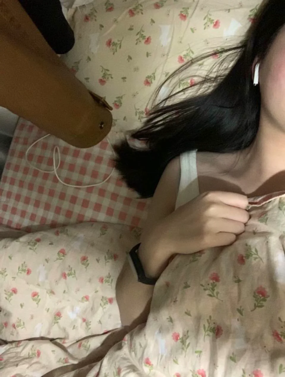 白虎粉嫩骚穴jk制服反差婊少萝饱饱呀自慰抠逼不雅视频曝光