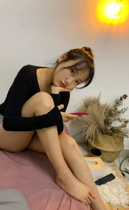 可爱小妹妹和男友分手，做爱视频遭流出，床上和床下判若两人，反差！