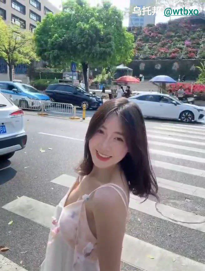 母狗1V1裸聊，啪啪揉奶，诱惑拉满；这母狗被榜一大哥给曝光了还以为是有钱也得不到的