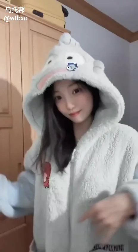 小母狗被金主爸爸狠狠调教，看似是清纯妹子，实际上是爸爸的小母狗，户外露出都是家常便饭