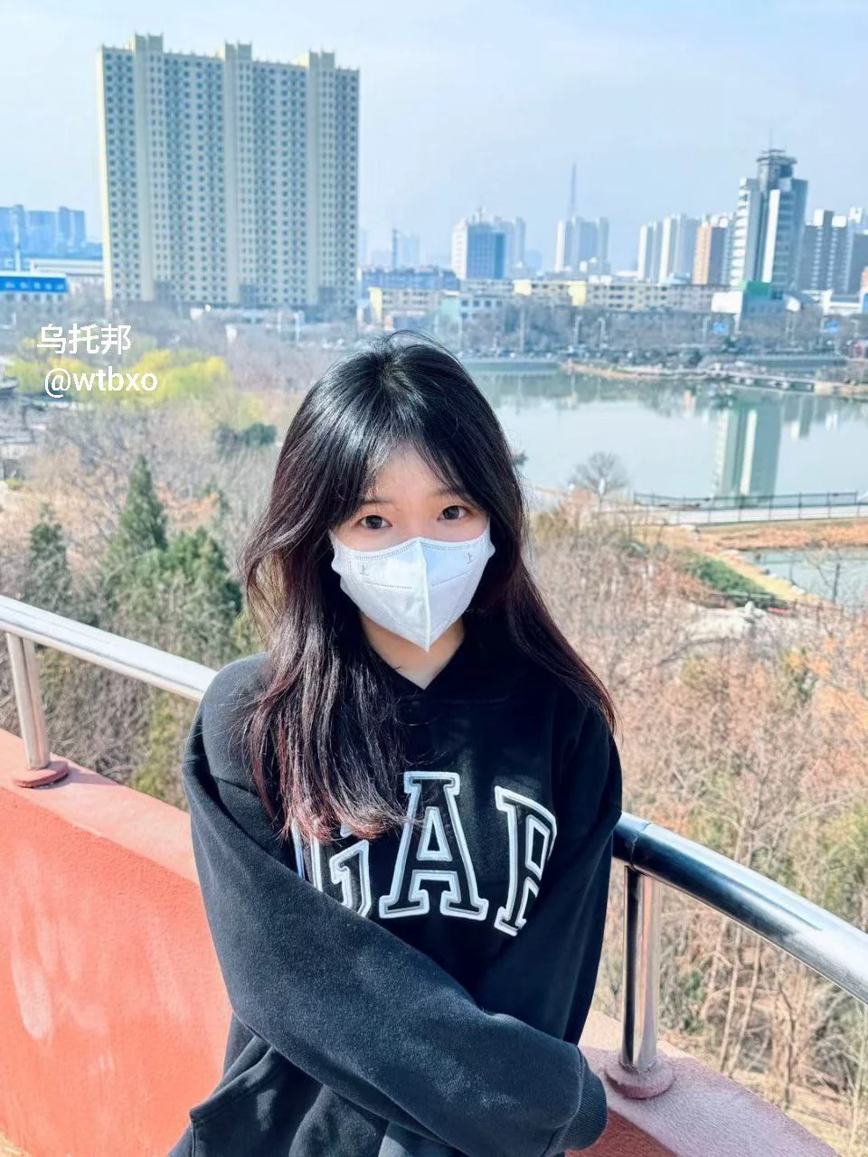 小母狗被金主爸爸狠狠调教，看似是清纯妹子，实际上是爸爸的小母狗，户外露出都是家常便饭