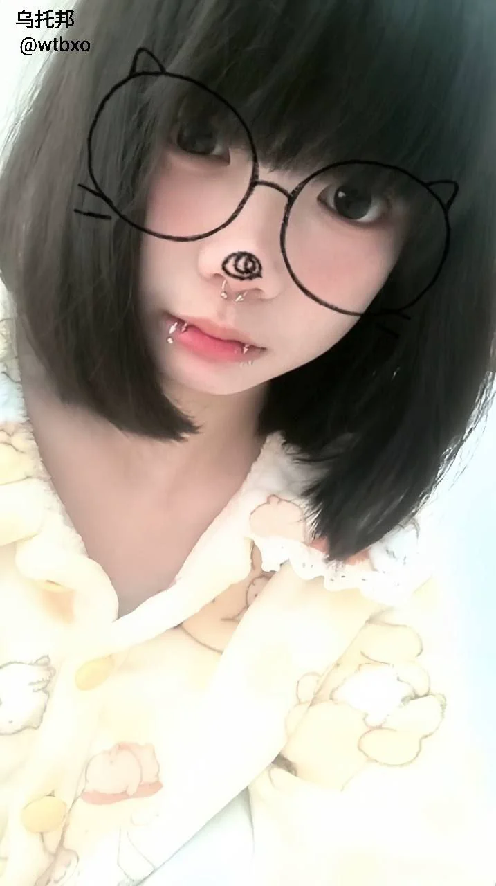 看似是好女孩呢，谁知道是个臭骚逼，长的倒是挺嫩的，颜值确实很高，就是逼逼有点黑，估计是扣多了吧
