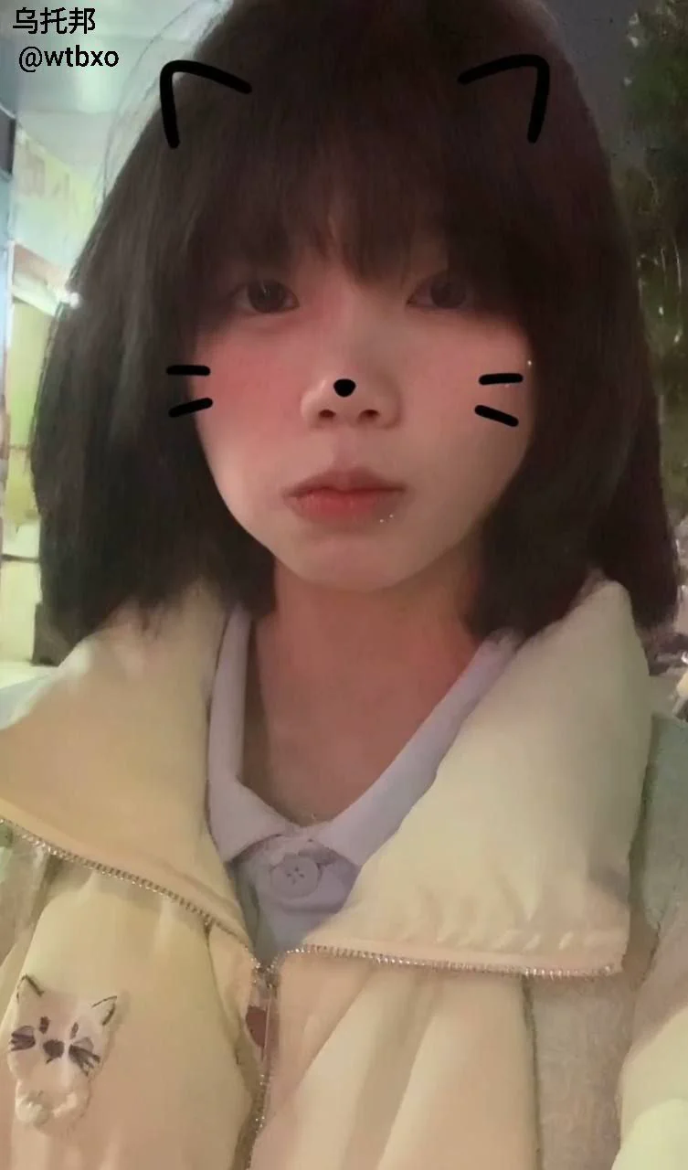 看似是好女孩呢，谁知道是个臭骚逼，长的倒是挺嫩的，颜值确实很高，就是逼逼有点黑，估计是扣多了吧