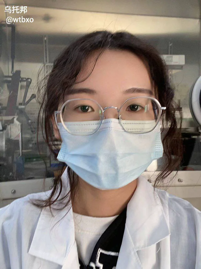 反差大学生宿舍自拍，口交性爱视频曝光出来，看得出来很喜欢口交，就喜欢往嘴里面塞😁