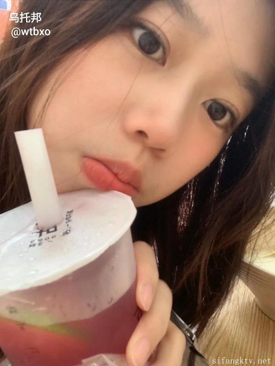 反差母狗在家自慰，和在外面的样子截然不同，如果给毛剃了和逼粉一点就完美了