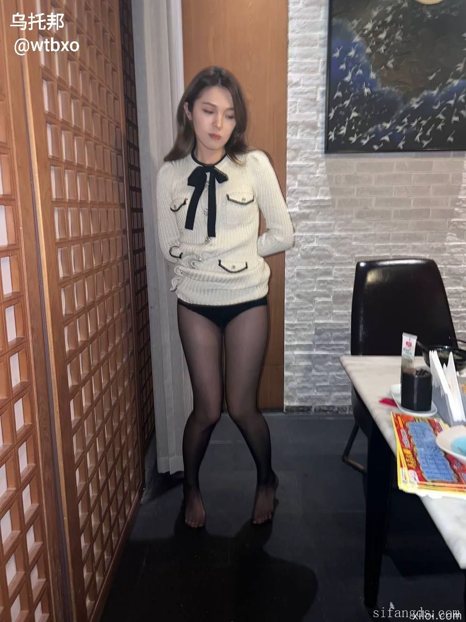 高颜值小母狗，颜值和身材完全不是一码事，脸上是可爱风，但是身材火辣，被金主包养属于情理之中了