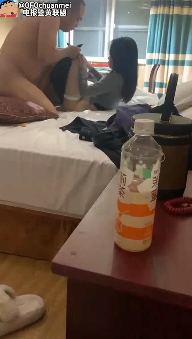 純情蘿莉妹妹，校園內外不同風情，身材太誘人了
