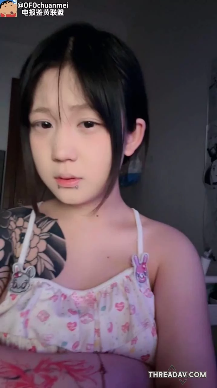 稚气的脸蛋，娇小的身体真是令人兴奋