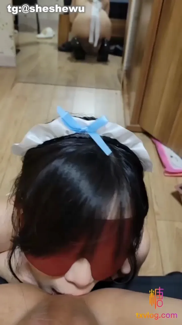 穿上蕾絲萝莉裝又蒙眼看不見，操起來是另一種樂趣