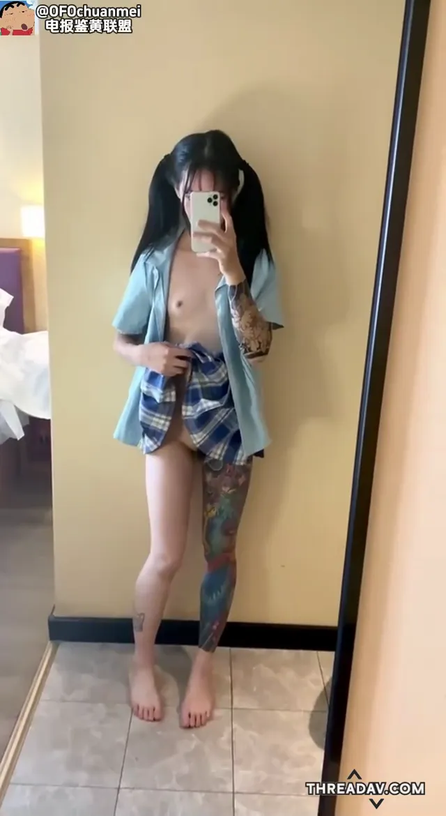 喜欢过膝袜的萝莉黑丝白袜裸脚