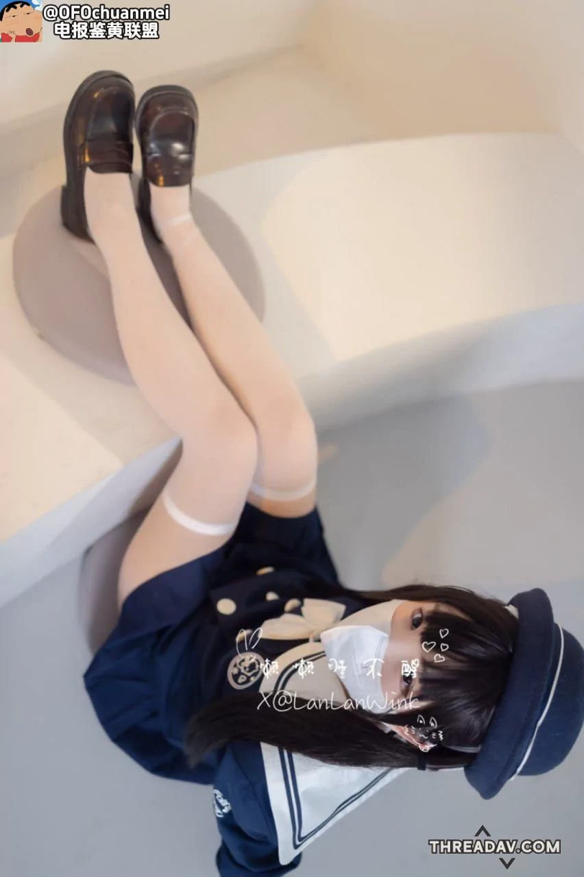 甜美嬌小可愛少女穿上日系制服誘惑，無辜眼神勾人白絲，還玩綑綁，必定收藏