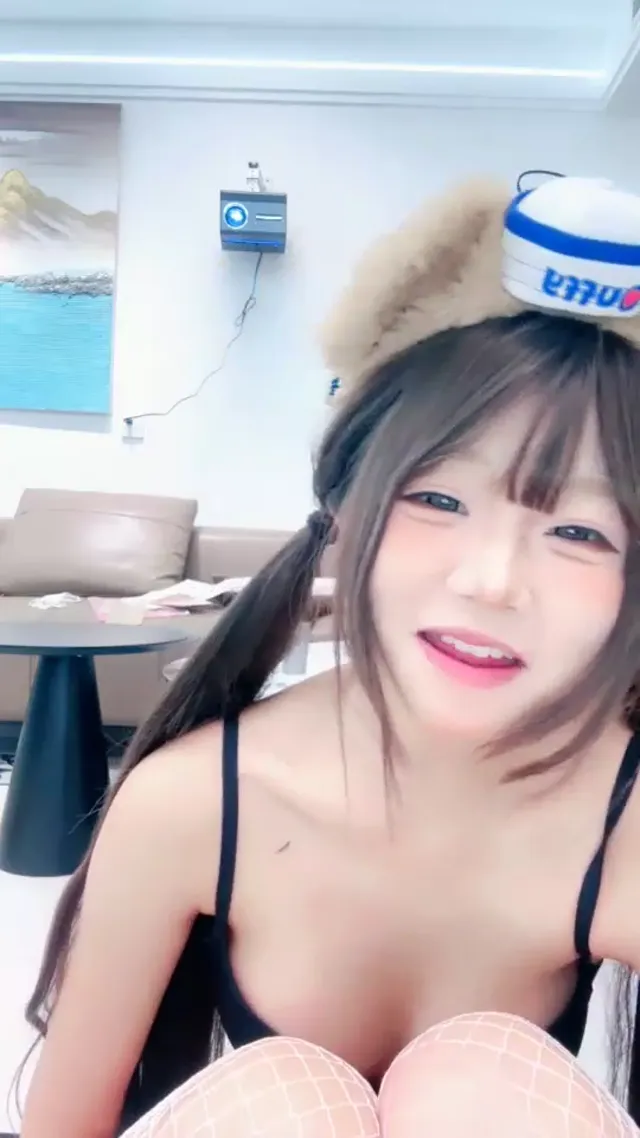 双马尾圆脸美女跳跳奔奔，性感迷人撩动心弦
