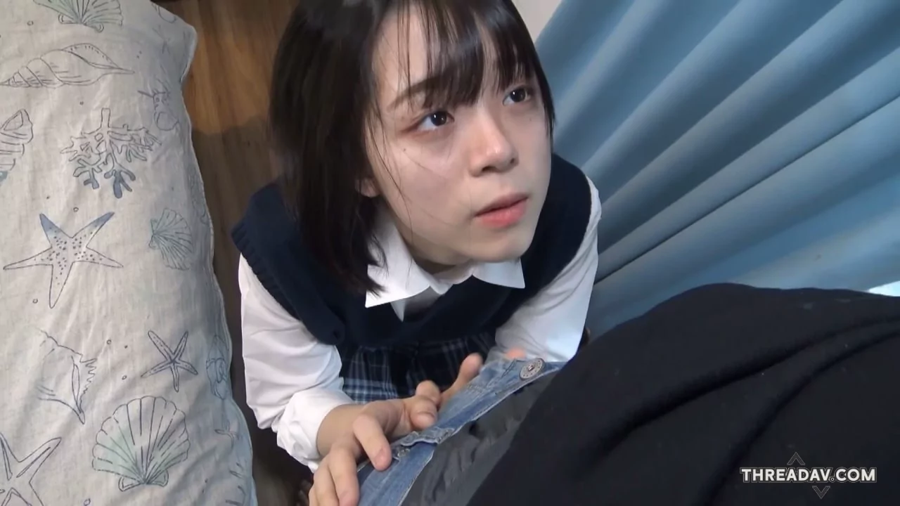 惹人怜惜的萝莉少女，没躲过被大叔玩弄内射的命运，眼睁睁看着又浓又多的精液从自己的小穴流出来