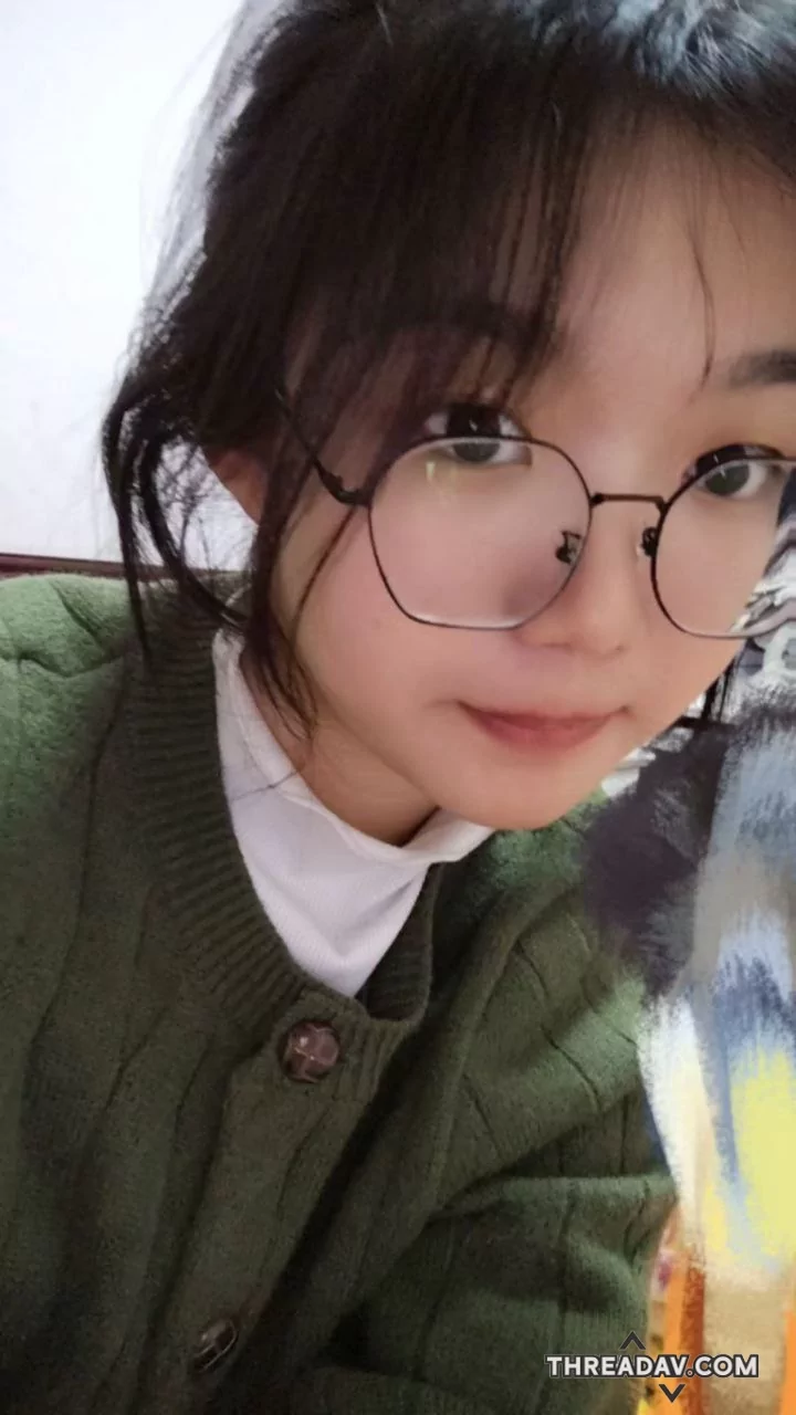 来自云南的极品高中生小妹 带着眼镜平时是那么乖巧 没想到私底下这么反差 洗澡时对着镜子自慰
